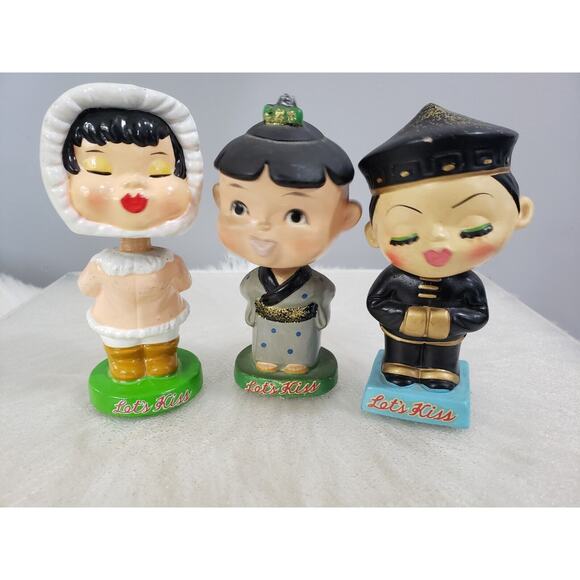 Vintage MAGNETIC LIPS Bobblehead Nodders Eskimo Asian Kissing Kitsch Paper Mache - Picture 1 of 12